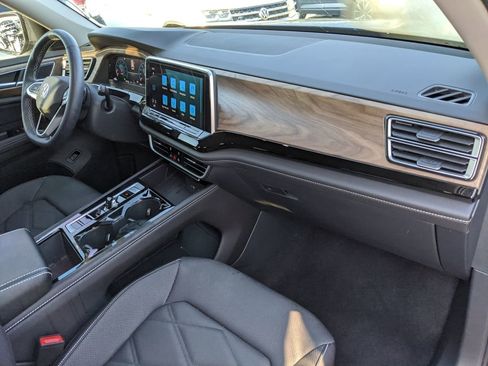 Used 2025 Volkswagen Atlas SE w/ Black Wheel Package image 6