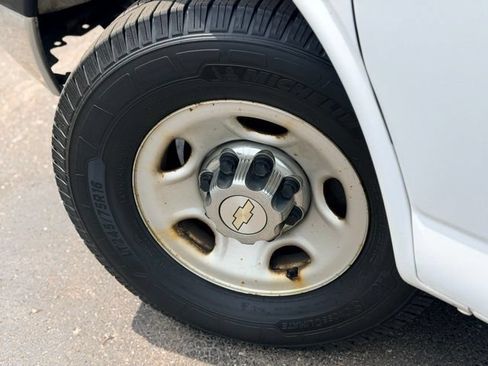 Used 2016 Chevrolet Express 2500 RWD image 17