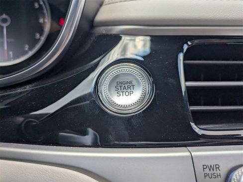 Used 2025 Genesis G70 2.5T image 31