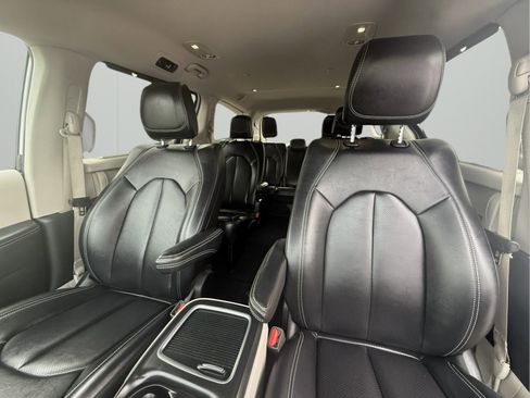 Used 2024 Chrysler Pacifica Touring-L image 15