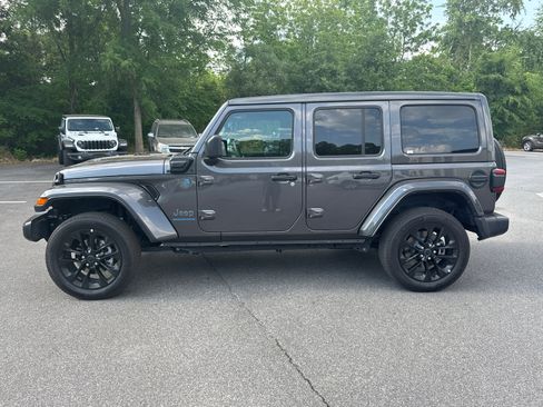 Used 2025 Jeep Wrangler Unlimited Sahara w/ Safety Group AWD/4WD image 9