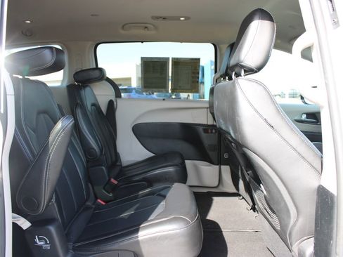 Used 2024 Chrysler Pacifica Touring-L image 29