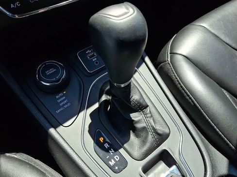 Used 2020 Jeep Cherokee Latitude Plus w/ Cold Weather Group AWD/4WD image 16