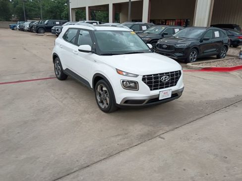 Used 2025 Hyundai Venue SEL FWD image 6