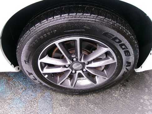 Used 2017 Dodge Grand Caravan SXT image 7