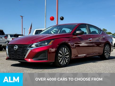 Used 2025 Nissan Altima 2.5 SV FWD image 2