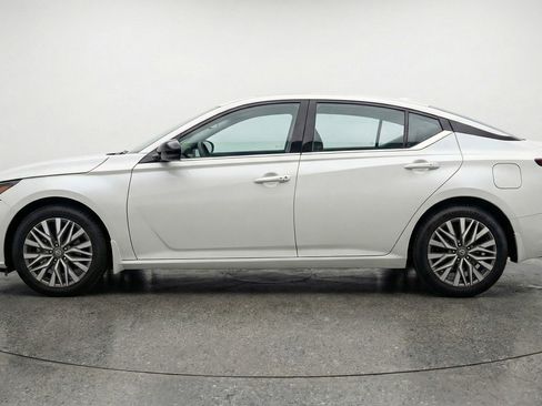 Used 2025 Nissan Altima 2.5 SV FWD image 5