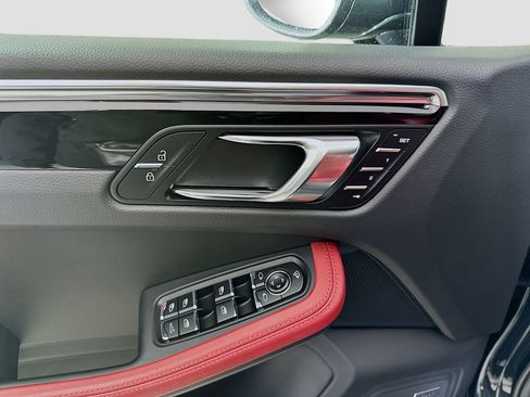 Used 2025 Porsche Macan image 20