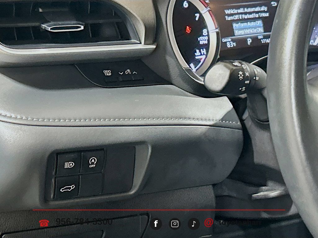 Used 2025 Toyota Highlander XLE FWD image 9