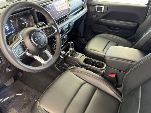 Used 2024 Jeep Wrangler Unlimited Sahara w/ Technology Group AWD/4WD image 9