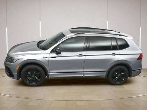 Used 2024 Volkswagen Tiguan SE R-Line FWD image 38