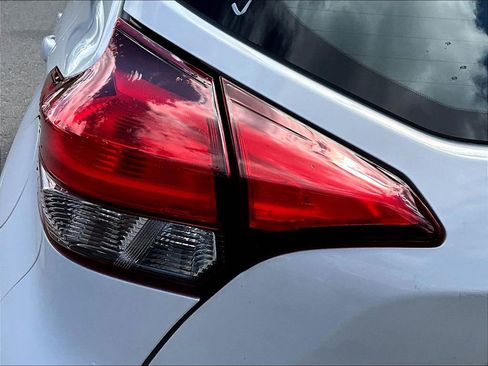 Used 2018 Nissan Kicks SV image 28