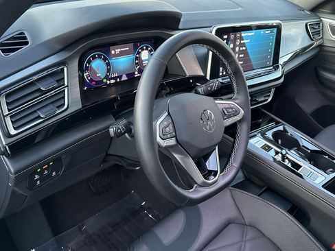 Used 2025 Volkswagen Atlas Cross Sport SE w/ Panoramic Sunroof Package image 16