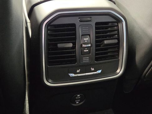 Certified 2025 Porsche Macan image 12