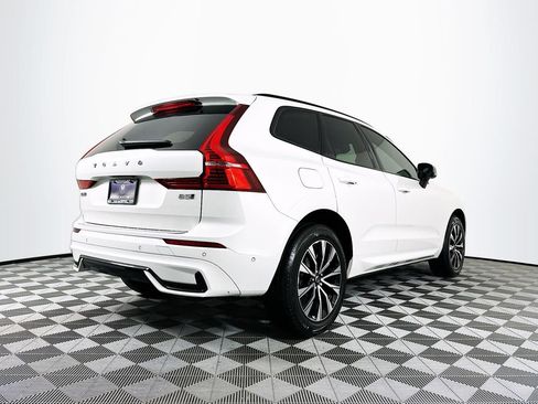 Used 2023 Volvo XC60 B5 Plus image 11