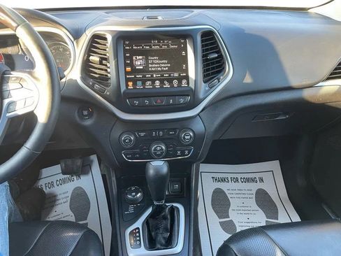 Used 2017 Jeep Cherokee Overland w/ Technology Group AWD/4WD image 33