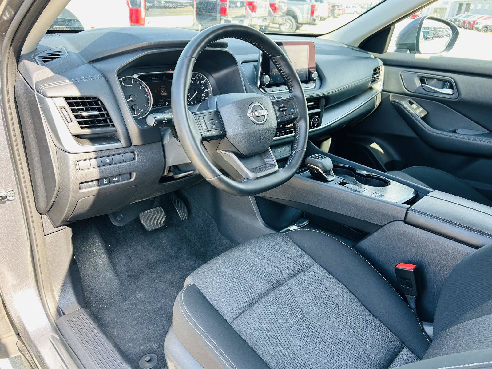 Used 2025 Nissan Rogue SV FWD image 12