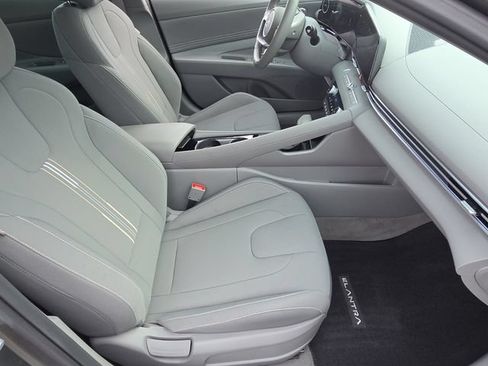 Certified 2025 Hyundai Elantra SEL FWD image 17