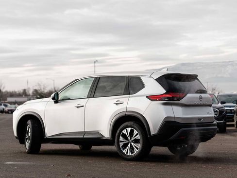 Used 2023 Nissan Rogue SV image 2