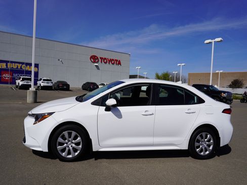 Used 2025 Toyota Corolla LE image 6