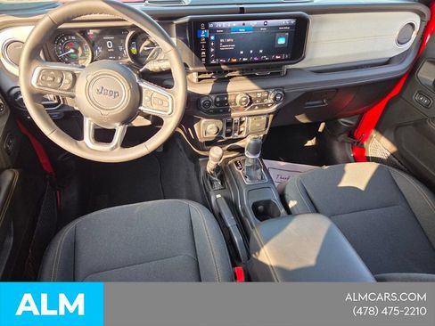 Used 2025 Jeep Wrangler Unlimited Sahara AWD/4WD image 10
