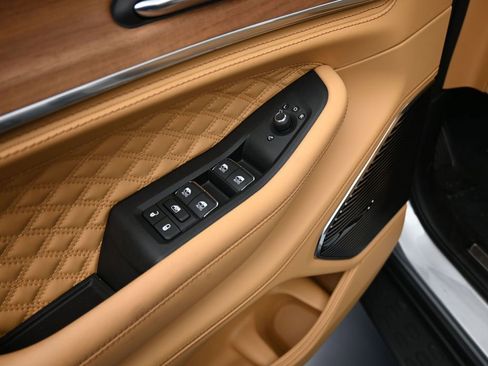 New 2025 Jeep Grand Cherokee Summit image 14