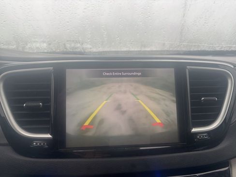 Used 2022 Chrysler Pacifica Touring-L image 18