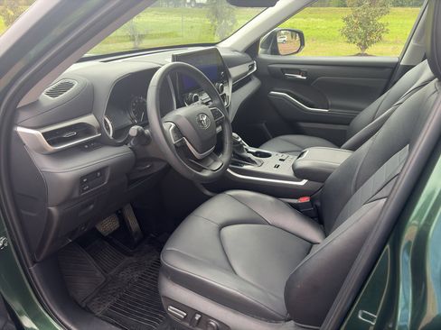Used 2025 Toyota Highlander XLE image 11