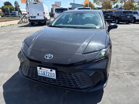 Used 2025 Toyota Camry SE FWD image 2