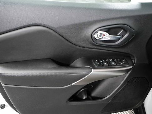 Used 2019 Jeep Cherokee Latitude w/ Popular Appearance Group FWD image 6
