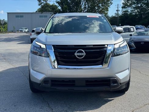 Certified 2025 Nissan Pathfinder SV FWD image 8
