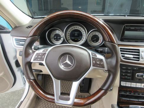 Used 2014 Mercedes-Benz E 550 4MATIC Sedan image 51