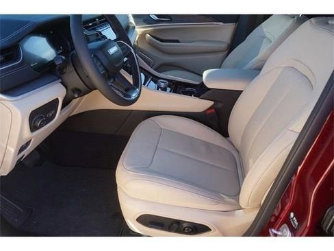 New 2023 Jeep Grand Cherokee Limited w/ Luxury Tech Group II AWD/4WD image 10