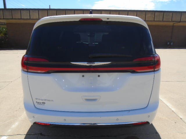 Used 2023 Chrysler Pacifica Touring-L FWD image 8