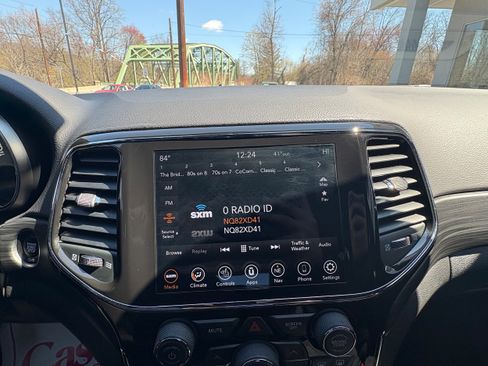 Used 2021 Jeep Grand Cherokee Laredo X image 25