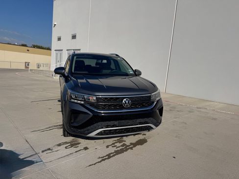 Used 2022 Volkswagen Taos SE image 2