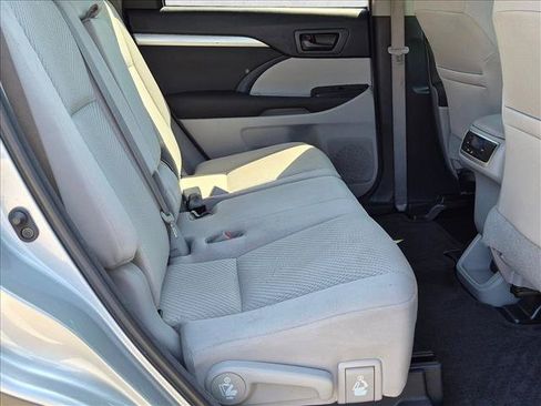 Used 2018 Toyota Highlander LE FWD image 16
