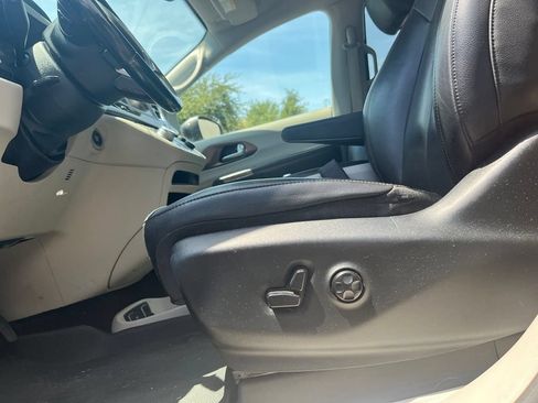 Used 2019 Chrysler Pacifica Touring-L FWD image 9