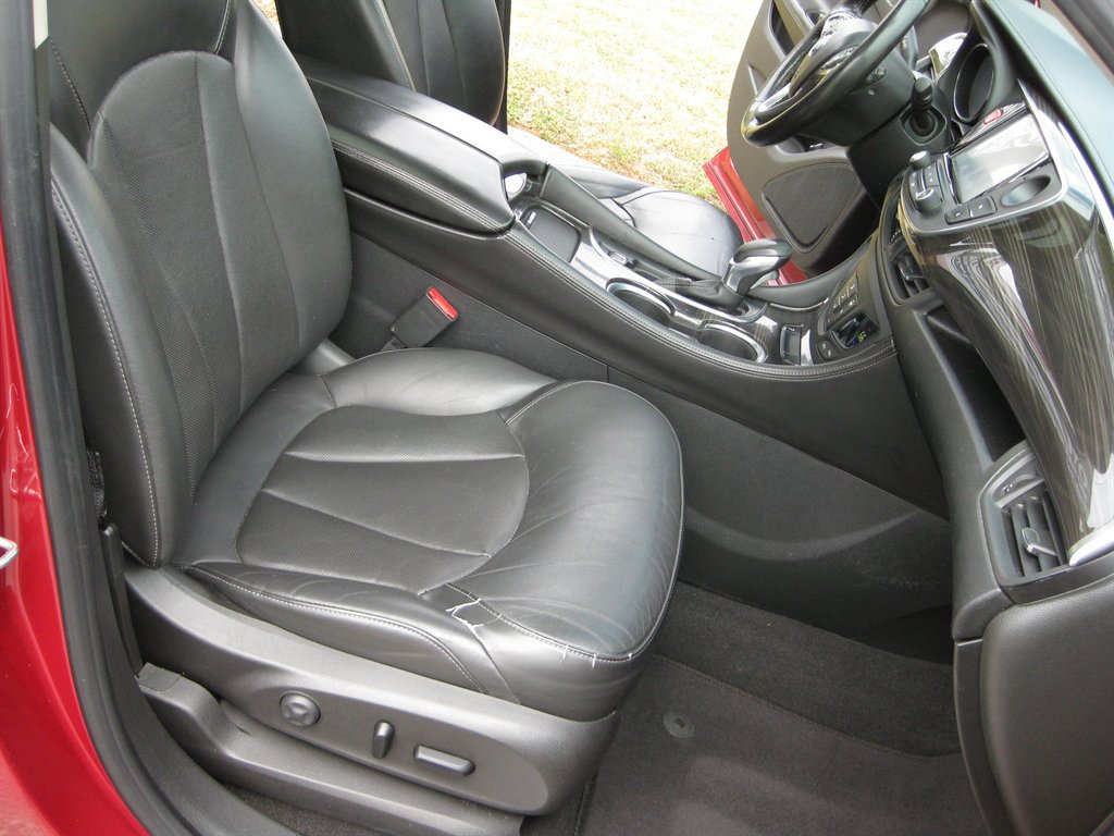 Used 2019 Buick Envision Essence FWD image 31