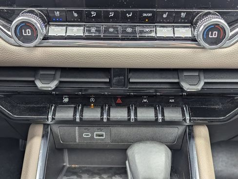 Used 2023 GMC Canyon Denali image 32