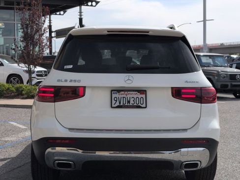 Used 2025 Mercedes-Benz GLB 250 4MATIC image 7