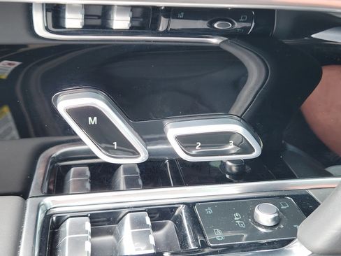 Certified 2025 Land Rover Range Rover SE image 24