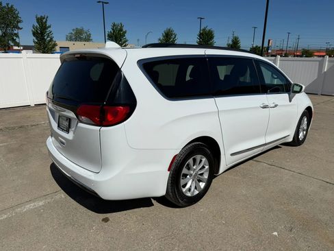 Used 2017 Chrysler Pacifica Touring-L FWD image 16