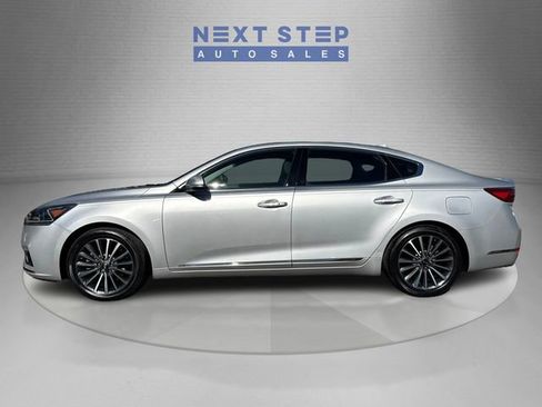 Used 2017 Kia Cadenza Premium image 4