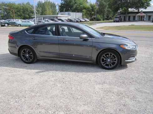 Used 2018 Ford Fusion SE w/ Equipment Group 201A FWD image 2