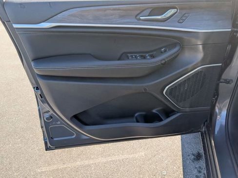 New 2026 Jeep Grand Cherokee Limited image 9