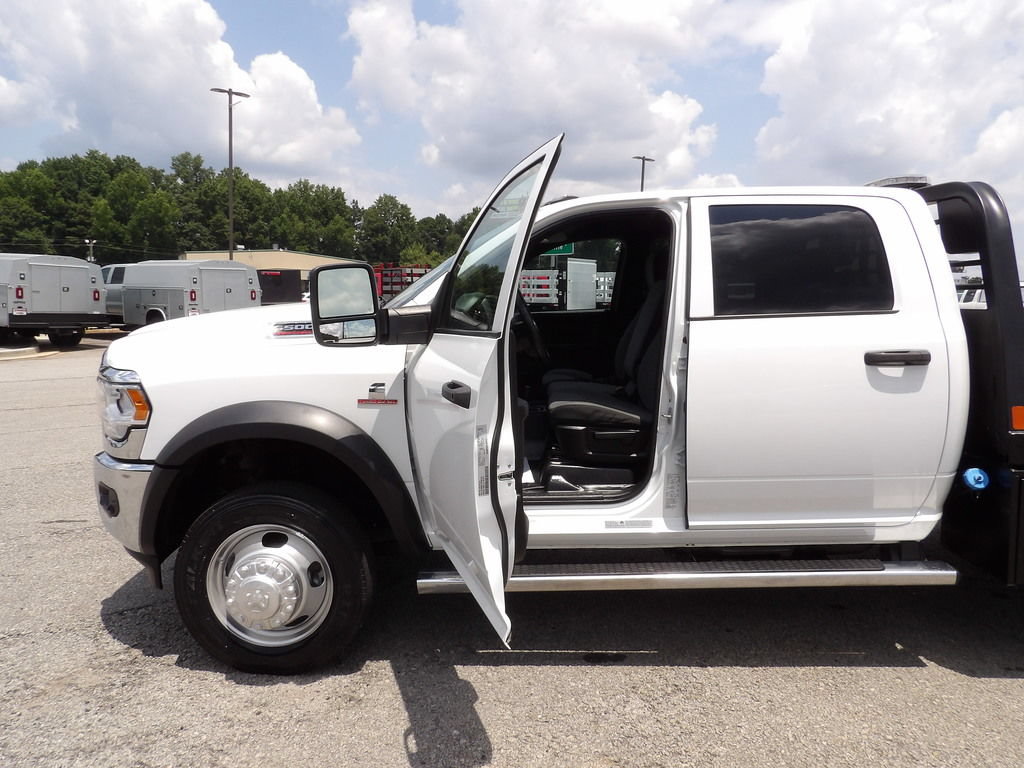 Used 2024 RAM 5500 Tradesman w/ Chrome Appearance Group AWD/4WD image 13