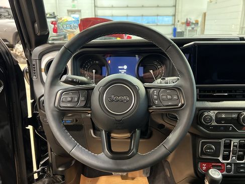 Used 2025 Jeep Wrangler Willys image 28
