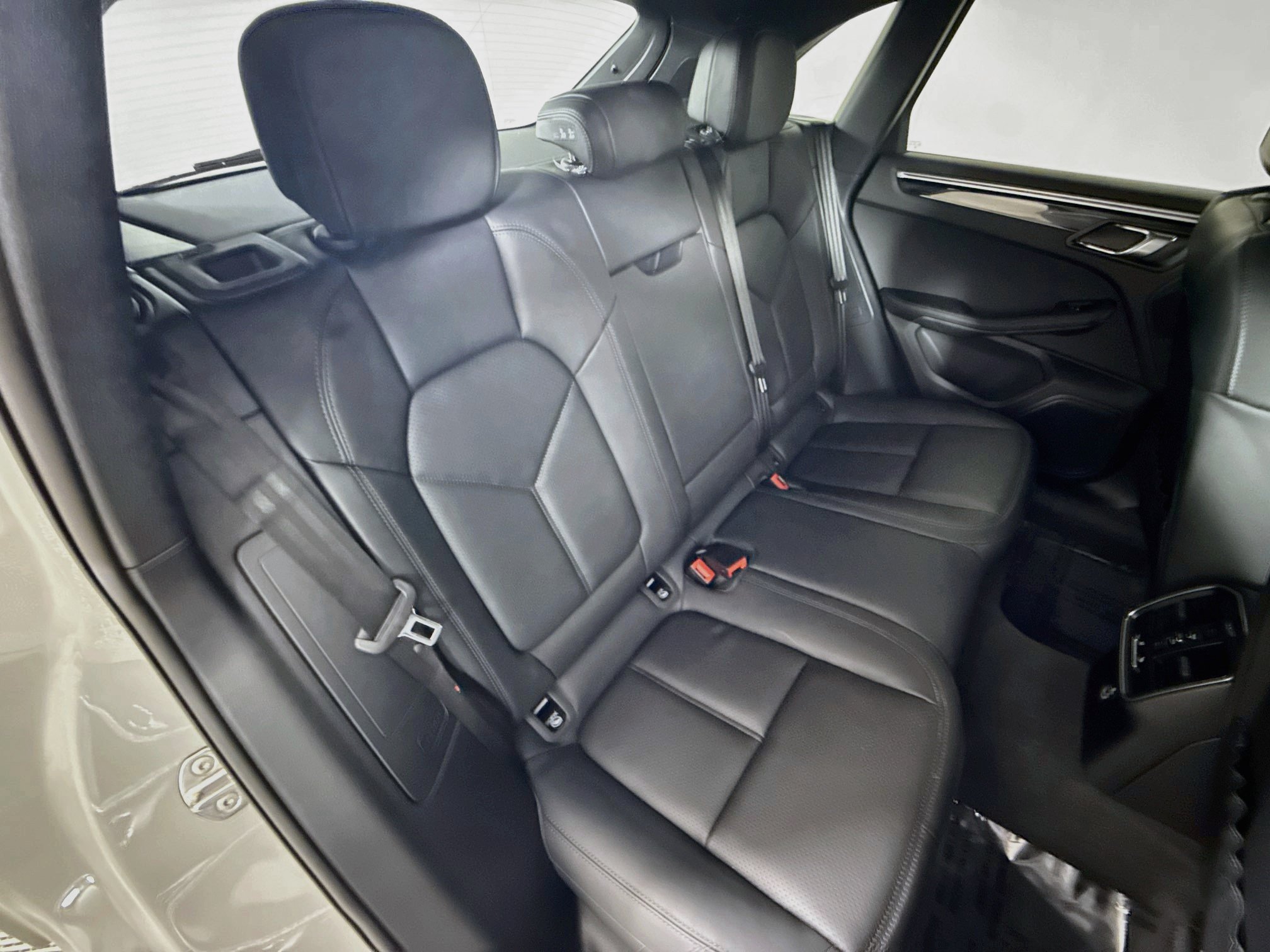 Certified 2023 Porsche Macan AWD/4WD image 26