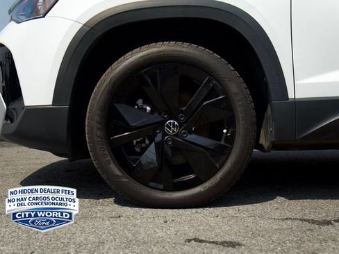 Used 2025 Volkswagen Taos SE w/ Panoramic Sunroof Package FWD image 6